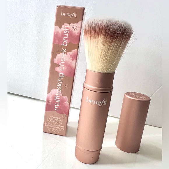 Benefit Cosmetics Multitasking Cheek Brush - Picture 1 of 3